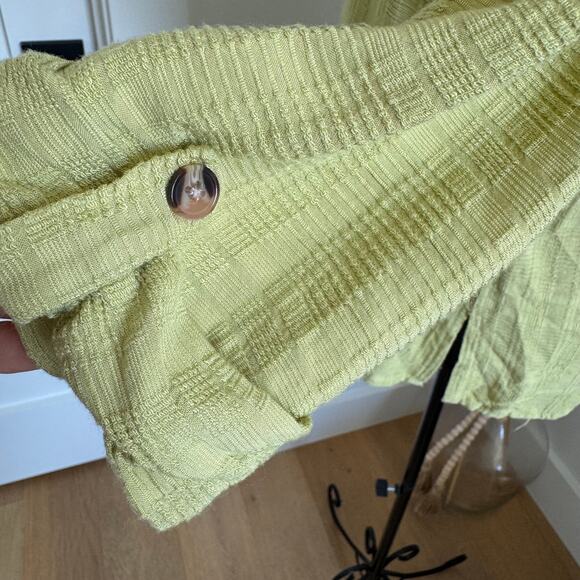 Naif Chartreuse Roll Tab 3/4 Sleeve Collared Button Down Textured Top Small - Picture 7 of 8
